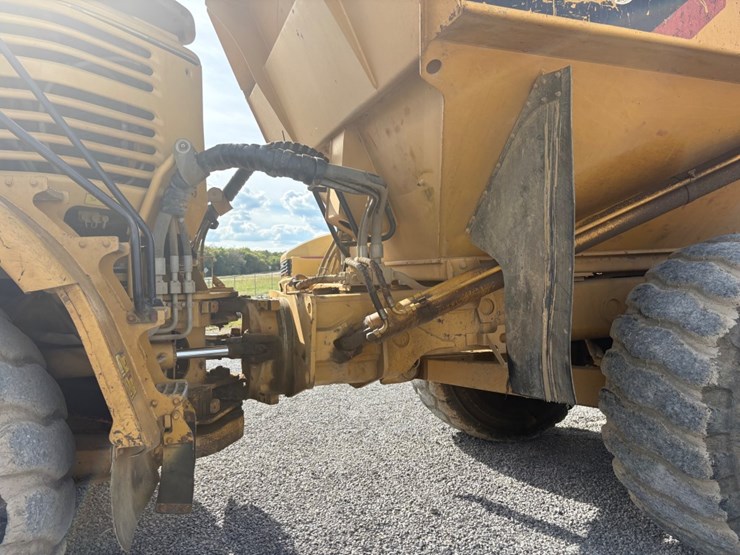 2011-caterpillar-740-image-13