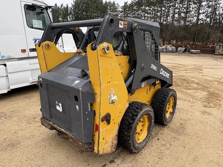 2018-deere-318g-image-3