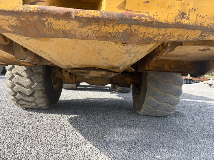 2011-caterpillar-740-image-14