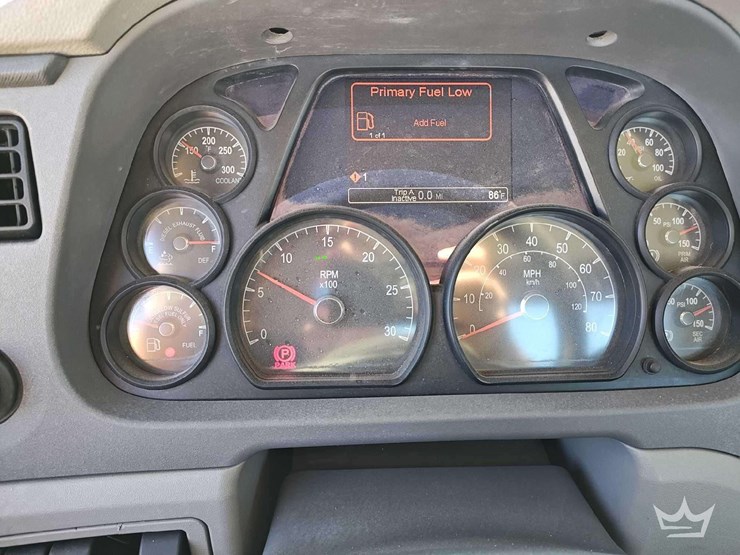 2015-peterbilt-567-image-25