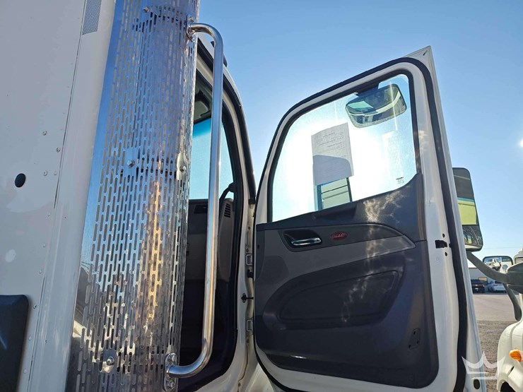 2015-peterbilt-567-image-34