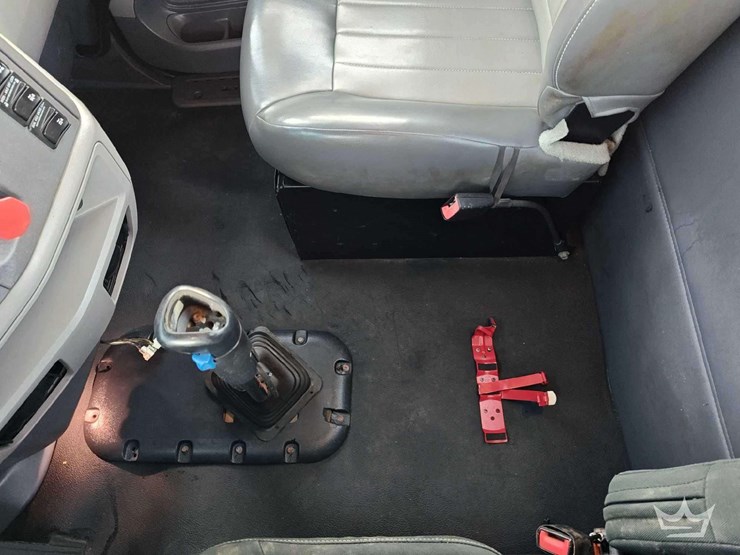 2015-peterbilt-567-image-25