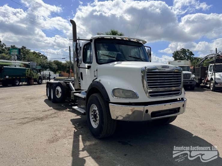 2012-freightliner-m2-112-medium-duty-roll-off-truck-image-4