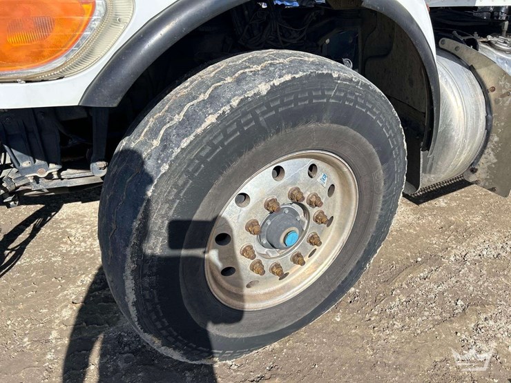 2015-peterbilt-348-image-37