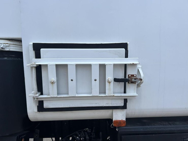 #1432-•-1992-volvo-(white-gmc)-vac-truck-image-16