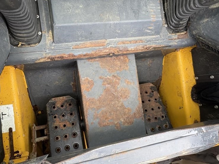 2018-deere-318g-image-13