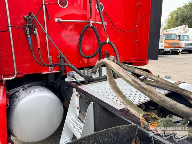 2014-peterbilt-587-image-7