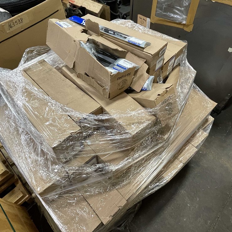 #8726 • Pallet of Wiper Blades (F)