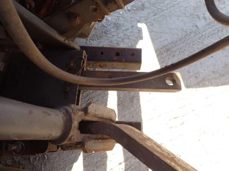 2011-kubota-m7040d-image-44