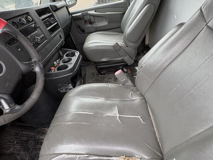 #23-•-2013-chevrolet-box-truck-image-12