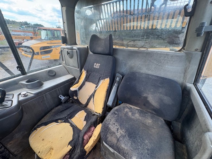 2011-caterpillar-740-image-17