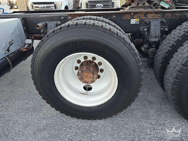 2015-peterbilt-567-image-12