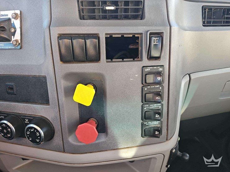 2015-peterbilt-567-image-21