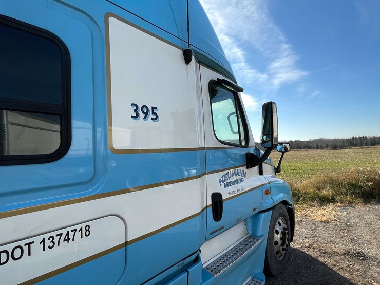 #206-•-2012-freightliner-cascadia-semi-tractor-(title-in-delay)-(denmark,-wi)-image-43