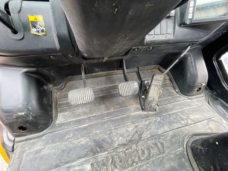 #1395-•-hyundai-10,000lb-pneumatic-diesel-forklift-(04)-image-21