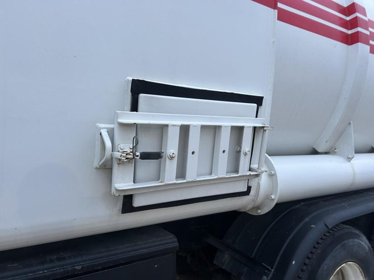 #1432-•-1992-volvo-(white-gmc)-vac-truck-image-15