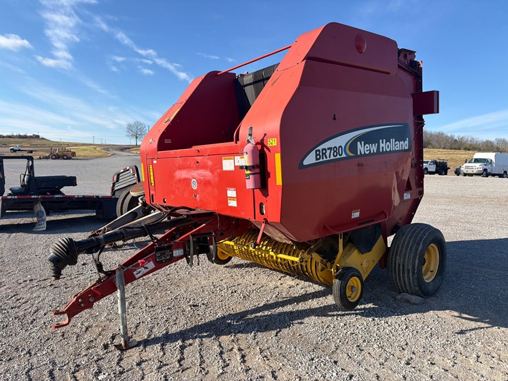 new-holland-br780-image-1