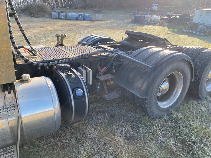 #1012-•-2013-peterbilt-tandem-axle-day-cab-semi-(has-wi-title)-(colfax,-wi)-image-17