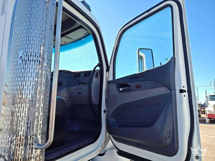 2015-peterbilt-389-image-34