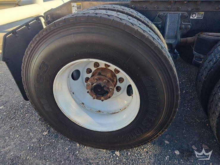 2015-peterbilt-567-image-22