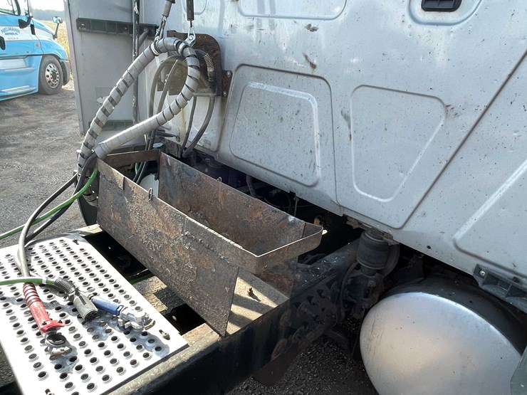 #200-•-2016-international-semi-tractor-(title-in-delay)-(denmark,-wi)-image-35