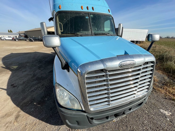 #206-•-2012-freightliner-cascadia-semi-tractor-(title-in-delay)-(denmark,-wi)-image-11