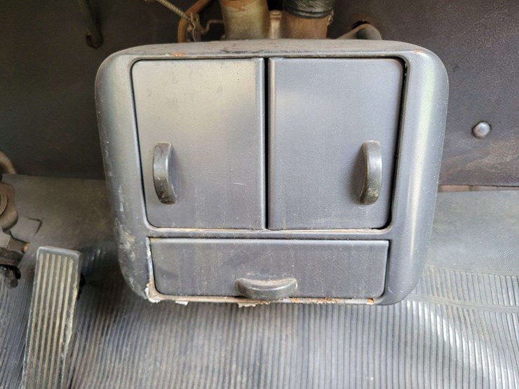 1948-ford-sedan-image-65