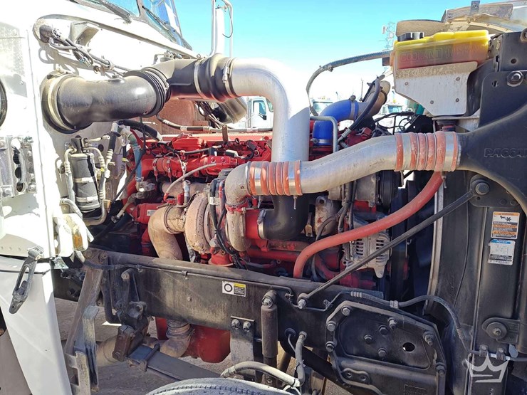2015-peterbilt-389-image-11