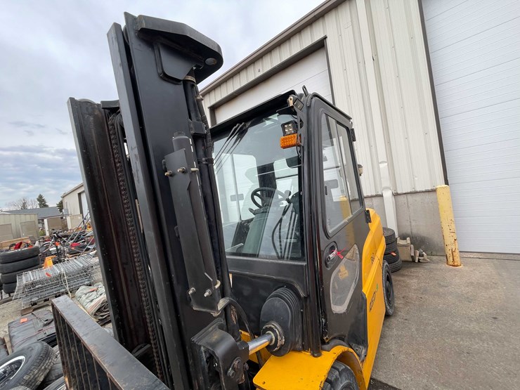 #1395-•-hyundai-10,000lb-pneumatic-diesel-forklift-(04)-image-14