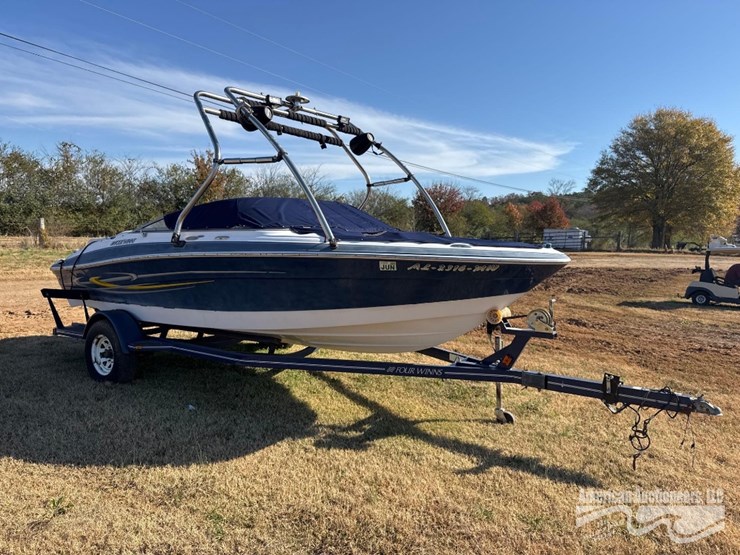 four-winns-ski-boat-image-3