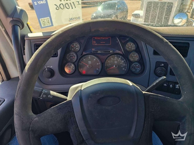 2015-peterbilt-567-image-24