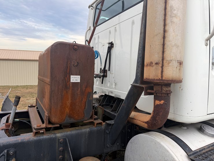 1995-international-8200-image-16