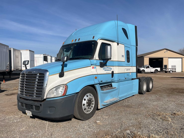 #206-•-2012-freightliner-cascadia-semi-tractor-(title-in-delay)-(denmark,-wi)-image-1