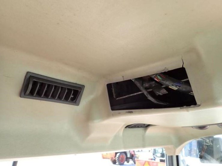 2008-kubota-m7040d-image-23