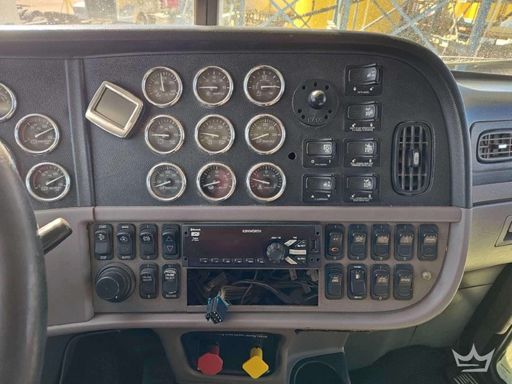 2016-peterbilt-389-image-18