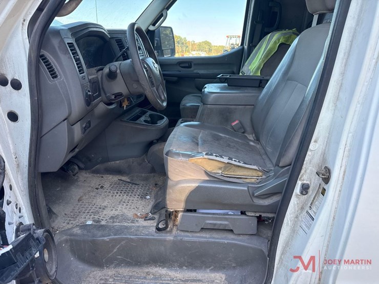 2014-nissan-nv2500hd-image-18