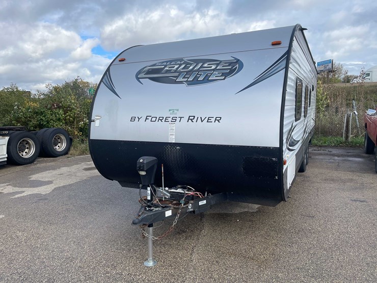 #1404-•-2015-salem-cruise-lite-camper-(no-title)-(of)-image-2