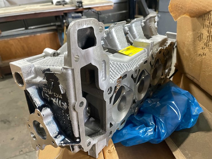 #8693-•-pallet-of-(11)-mopar-cylinder-heads-(e)-image-3