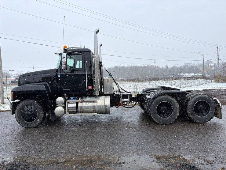 2024-mack-pi64t-pinnacle-truck-tractor-vn:1m1pn4gy4rm014914-image-1