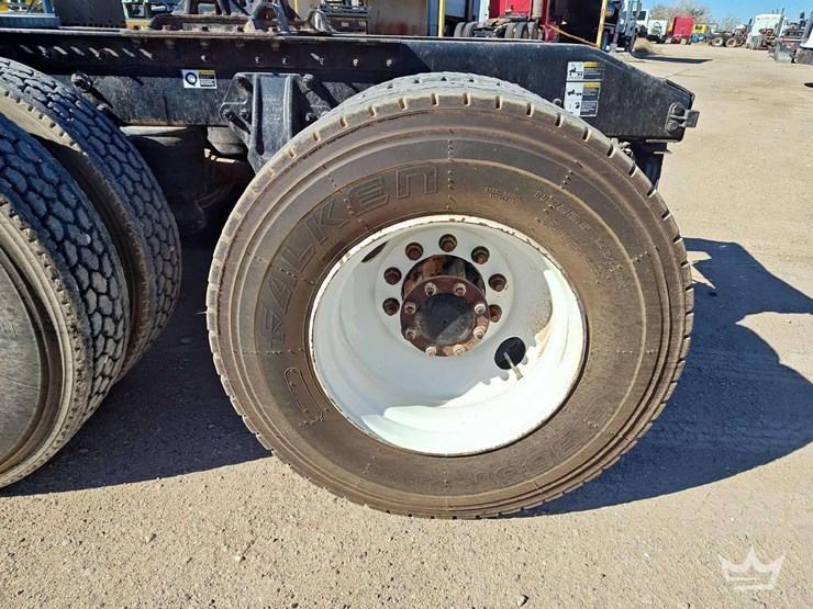 2015-peterbilt-567-image-43