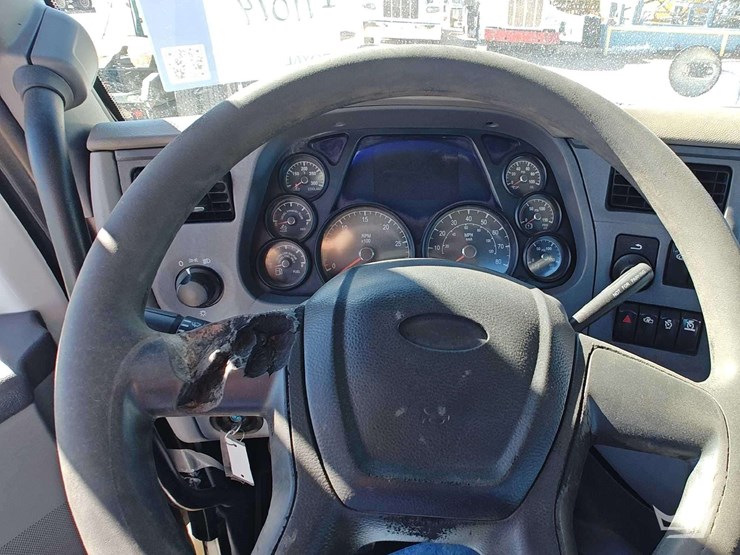 2015-peterbilt-389-image-16