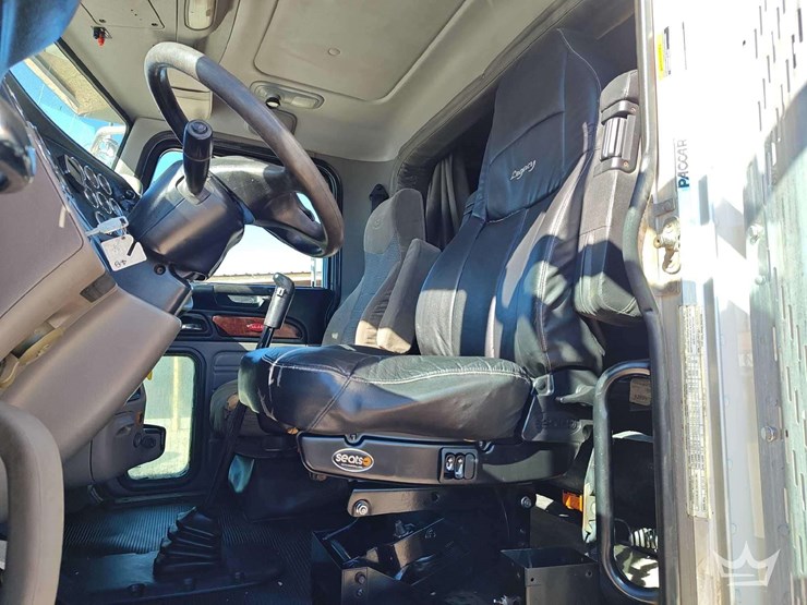 2016-peterbilt-389-image-15