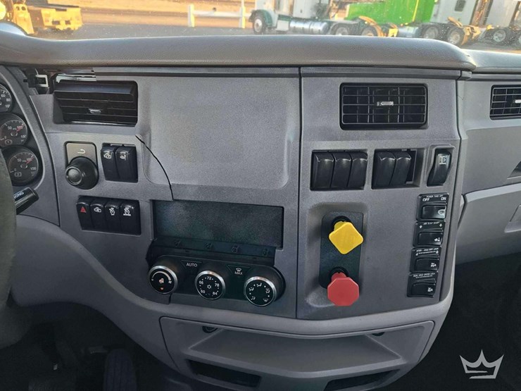 2015-peterbilt-567-image-39