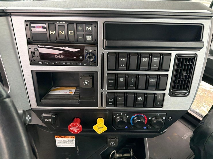 2024-mack-pi64t-pinnacle-truck-tractor-vn:1m1pn4gy4rm014914-image-24