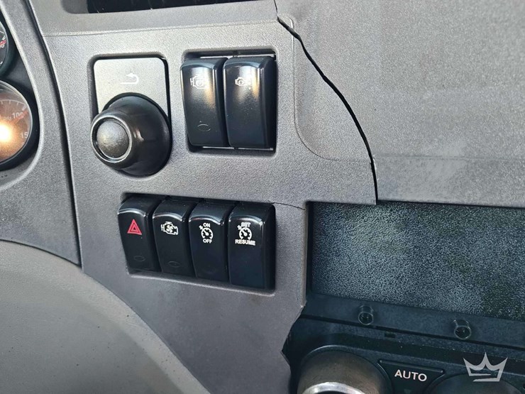 2015-peterbilt-567-image-13