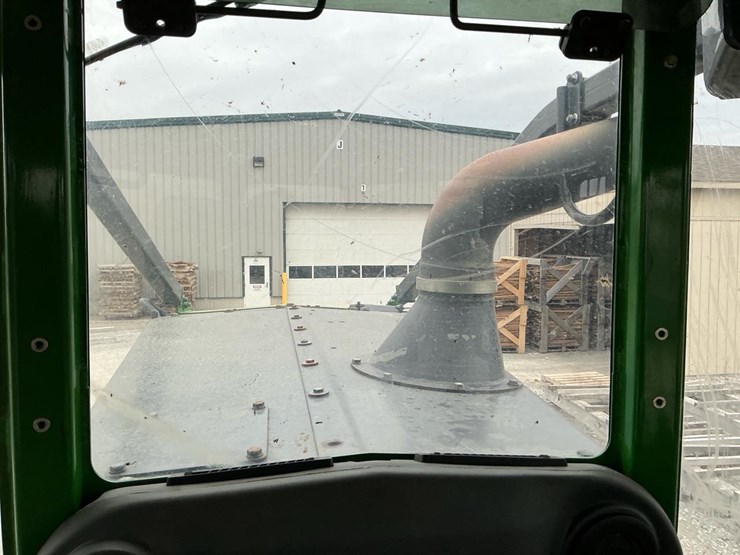 2016-deere-648l-image-19