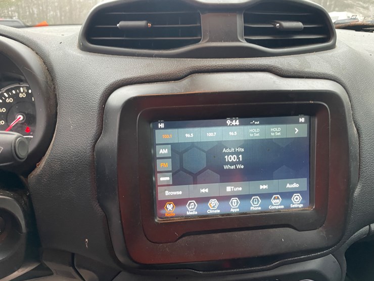 2021-jeep-renegade-image-28