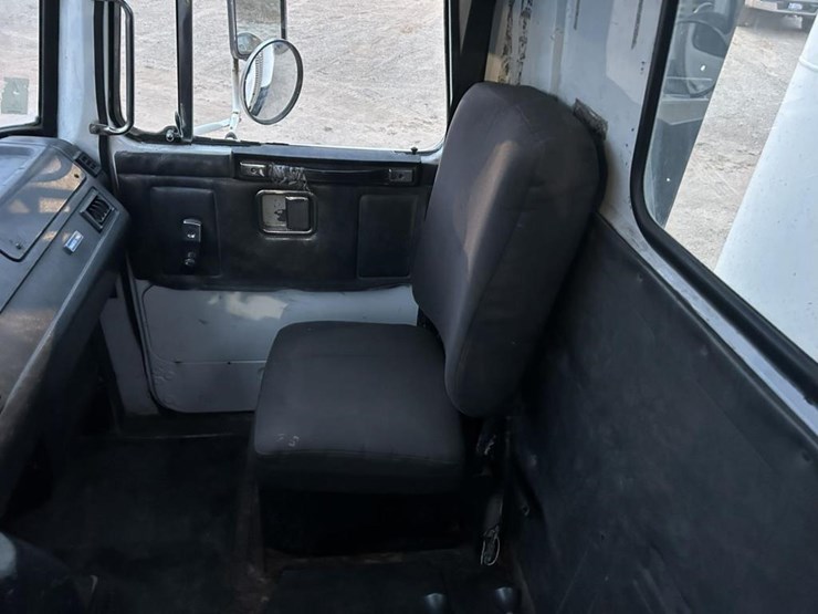 #1432-•-1992-volvo-(white-gmc)-vac-truck-image-72