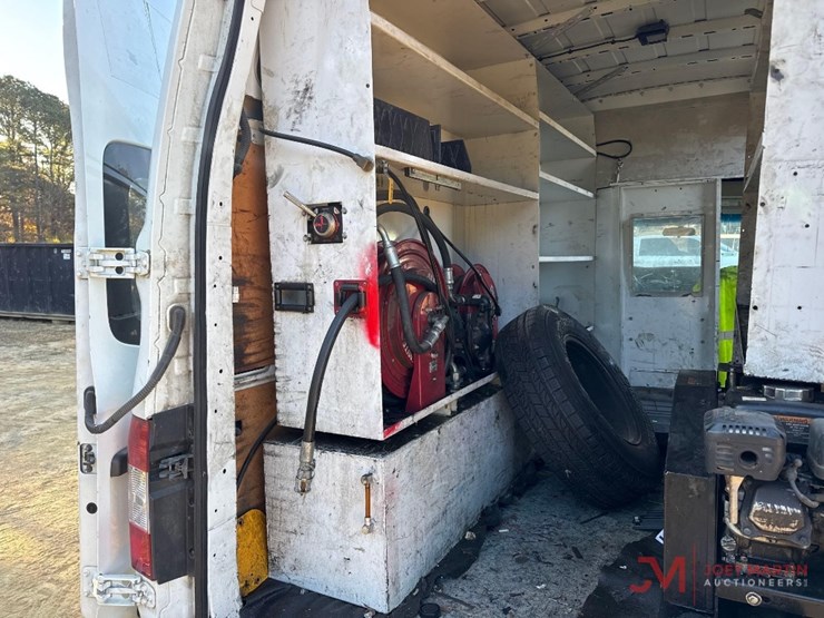 2014-nissan-nv2500hd-image-9