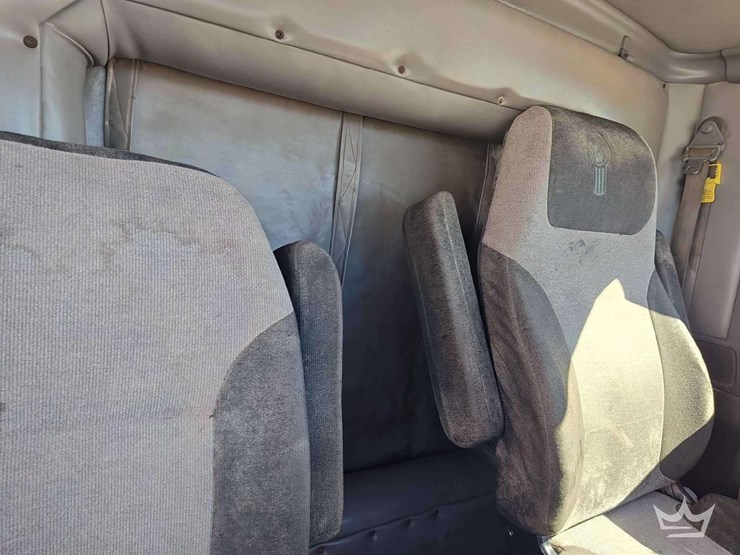 2015-peterbilt-567-image-42